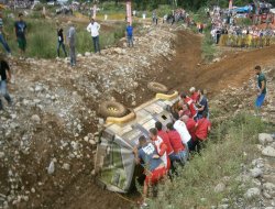Rize’de Off-road Yarışlarında Araç Takla Attı