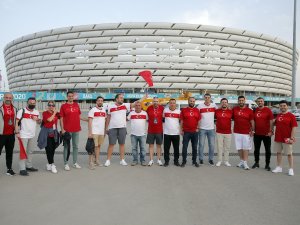 Bakü’de Tribünler Yine Türk Bayraklarıyla Doldu