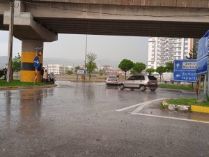 Afyonkarahisar’da Dolu Ve Sağanak Yağış Etkili Oldu