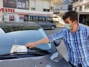 Aracın Motor Bölümünde Sıkışan Kedi İçin Not Bıraktı