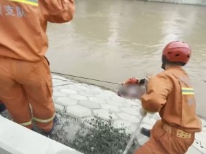 Kanala Düşen Kadını İtfaiye Erleri Son Anda Kurtardı