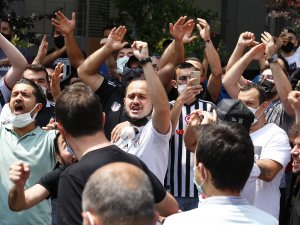 Beşiktaş Taraftarları Sergen Yalçın’ın Evinin Önünde Toplandı