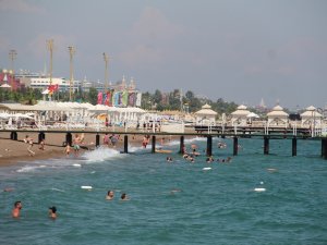 Antalya’ya Akan Rus Turistlerin İlk Adresi Deniz Oldu