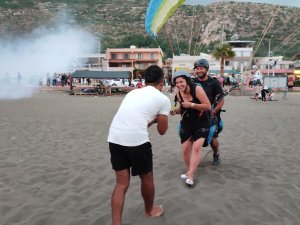 İ̇tfaiye Erinden Yamaç Paraşütlü Evlilik Teklifi