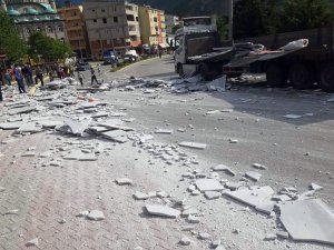 Hareket Halindeki Tırın Üzerindeki Mermerler Yola Devrildi