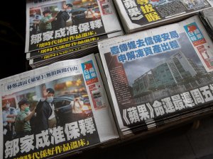 Hong Kong’da Muhalif Apple Daily Gazetesi Cumartesiye Kadar Kapatılacak