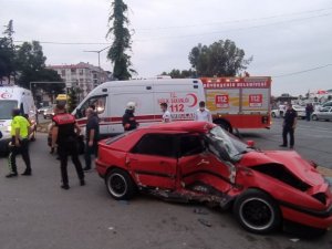 Tırın Çarptığı Spor Otomobil Hurdaya Döndü: 1 Yaralı