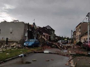 Kasırga, Çekya’yı Yerle Bir Etti: 150 Yaralı