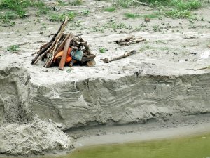 Hindistan’da Şiddetli Yağış Gömülmüş Yüzlerce Cesedi Ortaya Çıkardı