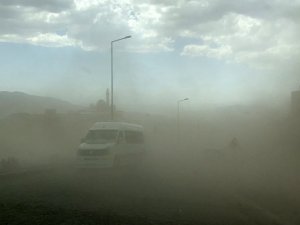 Doğubayazıt’ta Etkili Olan Fırtına Zor Anlar Yaşattı