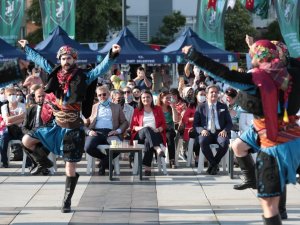 Şevval Sam En Güzel Türküleri İle İ̇zmit’in Kurtuluş Coşkusuna Ortak Oldu