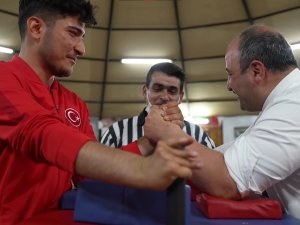 Bakan Varank, Avrupa Şampiyonu Milli Sporcu İle Bilek Güreşi Yaptı