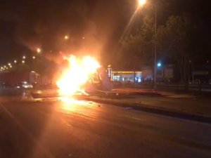 Trafik Yön Tabelasına Çarpan Tır Böyle Patladı