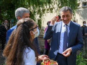 Bakan Selçuk, Büğdüz Köyündeki Öğrencilerin Karne Sevincini Paylaştı