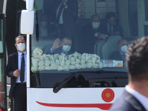 Cumhurbaşkanı Erdoğan Gazeteci Ve Vatandaşları Selamladı