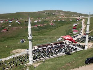 Seccadesi Çim, Kubbesi Mavi Gökyüzü Olan Camide Namaz Kılmanın Huzurunu Yaşadılar