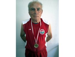 79 Yaşında Ama Hâlâ Koşuyor