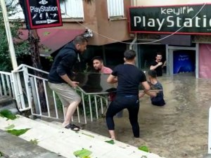 Edirne’de Sağanak Yağış Sokakları Göle Çevirdi, İş Yerlerini Su Bastı