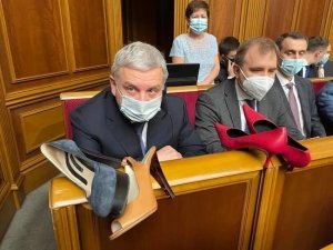 Ukrayna Meclisinde Savunma Bakanına Topuklu Ayakkabı Hediye Edildi