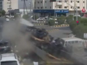 Suudi Arabistan’da Tır Kırmızı Işıkta Bekleyen Araçları Biçti: 2 Ölü, 2 Yaralı