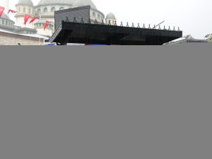 Taksim’de Sağanak Yağış Vatandaşlara Zor Anlar Yaşattı