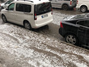 Dolu Yağışı Her Yeri Beyaza Bürüdü