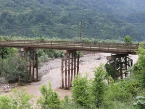Sel Felaketinde 7 Mahalleyi Bağlayan Köprünün Ayaklarında Hasar Oluştu