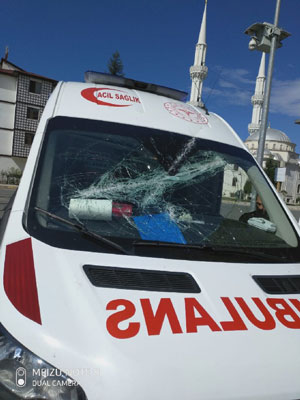 Sürmene'de hastaya müdahaleye giden 112 Acil Servis ekibine saldırı