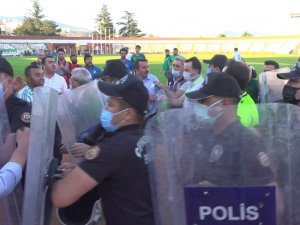 Maçın Bitiş Düdüğü İle Saha Karıştı, Polis Olaya Müdahale Etti