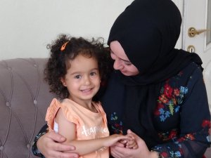 Doğuştan Kulağı Olmayan Minik Zelal’in Annesi Yardım Bekliyor