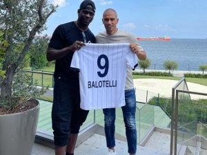Balotelli 9 Numaralı Formayı Giyecek