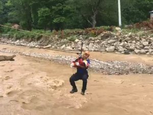 Çöken Yol Sebebiyle Mahsur Kalan 7 Kişilik Aile, Halatlarla Kurtarıldı