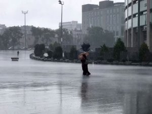 Şişli’de Aniden Bastıran Sağanak Vatandaşlara Zor Anlar Yaşattı