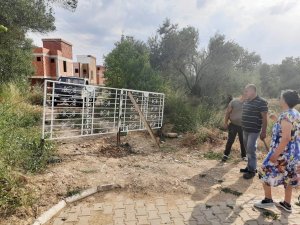 "Benim Arsamdan Geçiyor" Deyip Yolu Kapattı