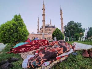 Otellerde Yer Bulamayan Güreş Sevdalıları, Meydanlarda Çadırlarda Uyudu