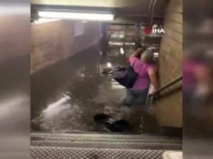 New York’u Sel Vurdu, Metro İstasyonları Su Altında Kaldı