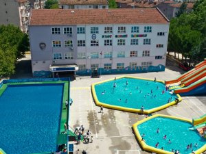 Tatil Köyü Değil, Okul Bahçesi
