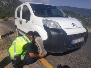 Lastiği Patlayan Sürücüye Jandarma Yardım Etti