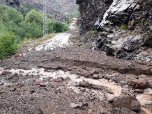 Gümüşhane’de 10 Dakika Süren Dolu Ve Yağmur Sele Neden Oldu