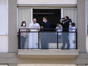 Vatikan: “Papa, Birkaç Gün Daha Hastanede Kalacak”