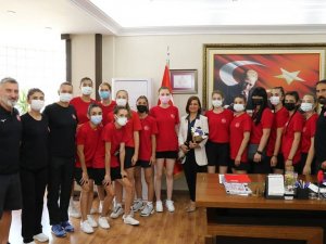 İ̇şitme Engelliler Voleybol Kadın Milli Takımı’ndan Başkan Köse’ye Ziyaret