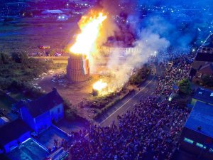 Kuzey İ̇rlanda’da "On Birinci Gece” Dev Ateşler Yakılarak Kutlandı