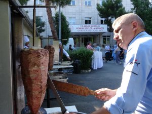 Pendik Devlet Hastanesi Bahçesinde Sağlık Çalışanları İçin Moral Yemeği