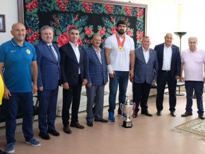 Başpehlivan Koç’a Görkemli Karşılama