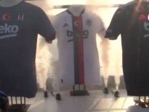 Beşiktaş’ın Yeni Formaları Boğaz’da Tanıtıldı