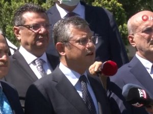 Chp’li Milletvekilleri Tbmm Şehitler Anıtı’na Karanfil Bıraktı