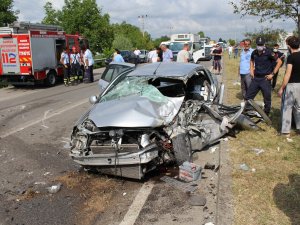 Karşı Şeride Geçen Otomobil Tır İle Çarpıştı: 5 Yaralı