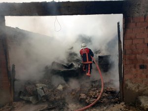 Gümüşhane’de Alev Alan Garajdaki 2 Araç Ve 2 Ton Odun Küle Döndü