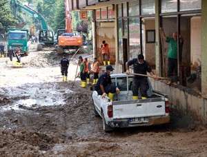 Rize'deki sel ve heyelanın ardından hasar tespit ve temizlik çalışmaları sürüyor