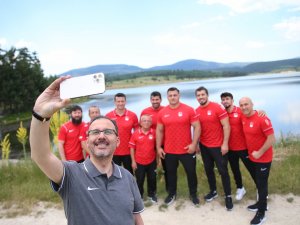 Bakan Kasapoğlu’ndan Tokyo 2020’ye Katılacak Milli Güreşçilere Ziyaret